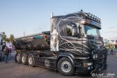 Scania_RII580_V8_Streamline_DMS_Entreprenad_Countrygirls001.jpg