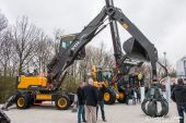 Volvo_EW240E_Umschlagbagger.jpg