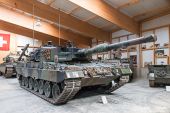 Kampfpanzer_Leopard_2.jpg