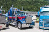 Kenworth_W900_blau-rot.jpg