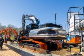 Hitachi_Landcros_one_Raupenbagger001.jpg