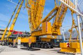 LIEBHERR_LG_1800-1.0_Gittermastkran007.jpg